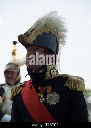 Waterloo, Belgique - le 18 juin 2017 : un cavalier vêtu d'un uniforme historique au cours de la reconstitution de la bataille de Waterloo. Banque D'Images