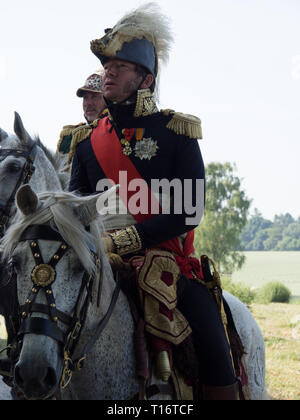 Waterloo, Belgique - le 18 juin 2017 : un cavalier vêtu d'un uniforme historique au cours de la reconstitution de la bataille de Waterloo. Banque D'Images