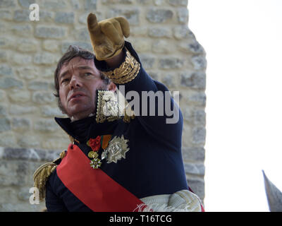 Waterloo, Belgique - le 18 juin 2017 : un cavalier vêtu d'un uniforme historique au cours de la reconstitution de la bataille de Waterloo. Banque D'Images