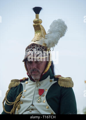 Waterloo, Belgique - le 18 juin 2017 : un cavalier vêtu d'un uniforme historique au cours de la reconstitution de la bataille de Waterloo. Banque D'Images