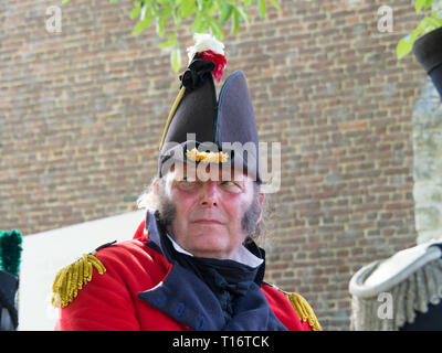 Waterloo, Belgique - le 18 juin 2017 : un cavalier vêtu d'un uniforme historique au cours de la reconstitution de la bataille de Waterloo. Banque D'Images