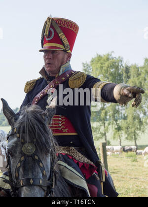 Waterloo, Belgique - le 18 juin 2017 : un cavalier vêtu d'un uniforme historique au cours de la reconstitution de la bataille de Waterloo. Banque D'Images