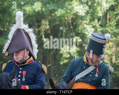 Waterloo, Belgique - le 18 juin 2017 : un cavalier vêtu d'un uniforme historique au cours de la reconstitution de la bataille de Waterloo. Banque D'Images