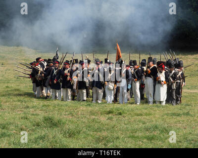 Waterloo, Belgique - le 18 juin 2017 : les troupes néerlandaises stand dans une formation en carré comme une défense contre une charge de cavalerie au cours de la reconstitution de la bataille Banque D'Images