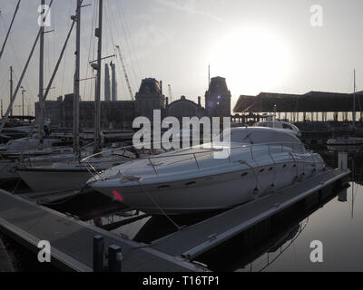 Ostende, Belgique - 7 août 2018 : Image de la marina 'Mercator' à Ostende avec la gare en arrière-plan. Banque D'Images