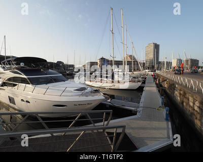 Ostende, Belgique - 7 août 2018 : les bateaux de plaisance dans le port de plaisance 'Mercator' avec plusieurs immeubles à appartements de l'arrière-plan. Banque D'Images