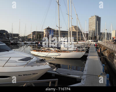 Ostende, Belgique - 7 août 2018 : les bateaux de plaisance dans le port de plaisance 'Mercator' avec plusieurs immeubles à appartements de l'arrière-plan. Banque D'Images