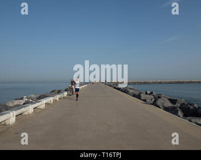 Ostende, Belgique - 7 août 2018 : Un coureur sur le brise-lames ouest à Ostende. Banque D'Images