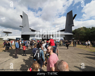 Oostende, Belgique - 08 septembre 2018 : les visiteurs à attendre en ligne pour afficher la zone de cargaison d'un CV-22 Osprey de l'US Air Force. Banque D'Images