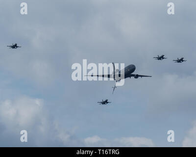 Oostende, Belgique - le 8 septembre 2018 : KDC-10 StratoTanker de la Dutch Air Force escorté par 4 F-16 de la Force Aérienne Belge au cours d'un meeting aérien. Banque D'Images