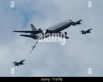 Oostende, Belgique - le 8 septembre 2018 : KDC-10 StratoTanker de la Dutch Air Force escorté par 4 F-16 de la Force Aérienne Belge au cours d'un meeting aérien. Banque D'Images