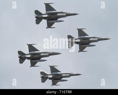 Oostende, Belgique - le 8 septembre 2018 : f16 belges volent en formation au cours d'un meeting aérien dans la région de Damme. Banque D'Images