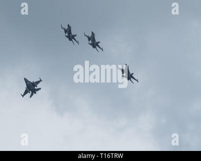 Oostende, Belgique - le 8 septembre 2018 : f16 belges volent en formation au cours d'un meeting aérien dans la région de Damme. Banque D'Images