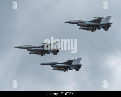 Oostende, Belgique - le 8 septembre 2018 : f16 belges volent en formation au cours d'un meeting aérien dans la région de Damme. Banque D'Images
