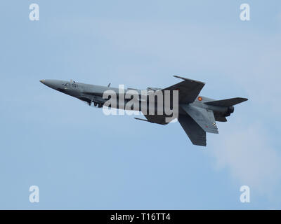 Oostende, Belgique - le 8 septembre 2018 : l'image d'un F-18 de la force aérienne espagnole volant à l'envers. Banque D'Images