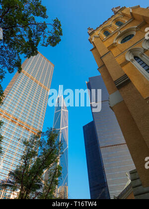 Le 19ème siècle, clocher de la cathédrale Saint-Jean à Hong Kong, entouré par les nombreux gratte-ciel modernes qui caractérisent la ville aujourd'hui. Banque D'Images