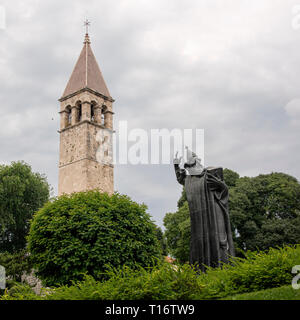 La Croatie, Split - Juin 2018:la main d'Ivan Mestrovic's sculpture de Grégoire de Nin (Grgur Ninski). Gregor est regarder à la porte dorée de la D Banque D'Images