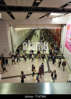 Central, Hong Kong - 1 novembre 2017 : l'agitation de la gare centrale de Hong Kong pendant les heures de pointe. Banque D'Images