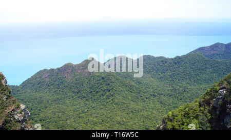 KEDAH, Langkawi, Malaisie - 09 avr 2015 : vue depuis le pic de la montagne Gunung Mat Chinchang Banque D'Images