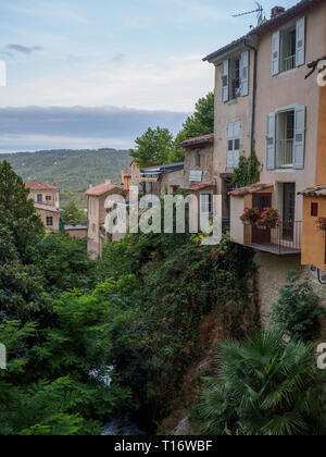 Moustiers-Sainte-Marie, France - 8 août 2017 : une photo de la maisons et jardins au bord de la rivière qui traverse la ville de Moestiers-Sainte-Mar Banque D'Images