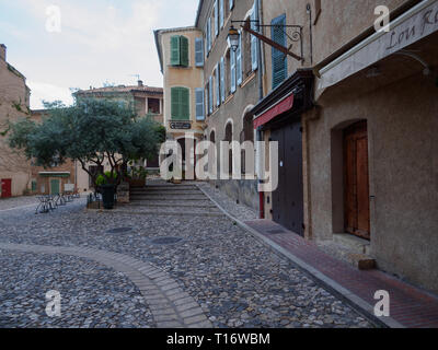 Moustiers-Sainte-Marie, France - 8 août 2017 : l'un des carrés à Moustiers-Sainte-Marie. Banque D'Images