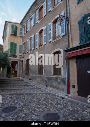 Moustiers-Sainte-Marie, France - 8 août 2017 : l'un des carrés à Moustiers-Sainte-Marie. Banque D'Images