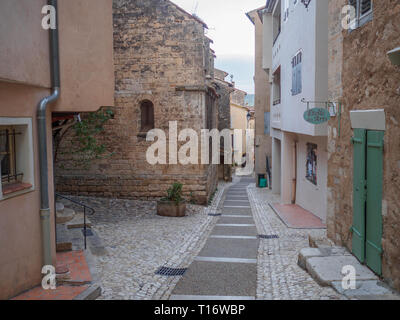 Moustiers-Sainte-Marie, France - 8 août 2017 : une image d'une des nombreuses rues étroites qui traversent la ville de Moustiers-Sainte-Marie. Banque D'Images