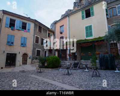 Moustiers-Sainte-Marie, France - 8 août 2017 : l'un des carrés à Moustiers-Sainte-Marie. Banque D'Images