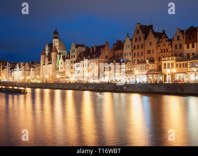 Vieille ville de Gdansk, en Pologne, dans la nuit. Promenade et reflets de lumière de la ville. Banque D'Images