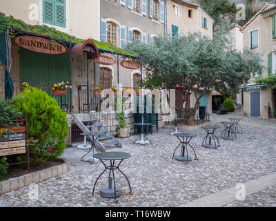 Moustiers-Sainte-Marie, France - 8 août 2017 : l'un des carrés à Moustiers-Sainte-Marie. Banque D'Images