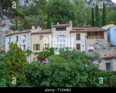 Moustiers-Sainte-Marie, France - 8 août 2017 : une photo de la maisons et jardins au bord de la rivière qui traverse la ville de Moestiers-Sainte-Mar Banque D'Images