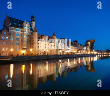 Vieille ville de Gdansk, Pologne la nuit. Rivière avec la célèbre Grue et réflexions de la ville dans la rivière Motlava. Panorama haute résolution. Banque D'Images