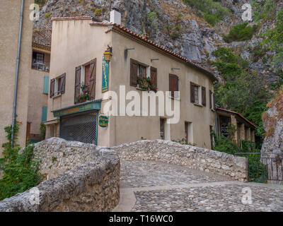 Moustiers-Sainte-Marie, France - 8 août 2017 : Le pont qui traverse l'Moustiers-Sainte-Marie. Banque D'Images