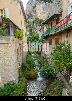 Moustiers-Sainte-Marie, France - 8 août 2017 : une vue sur le ruisseau qui grâce à Moustiers-Sainte-Marie. Banque D'Images