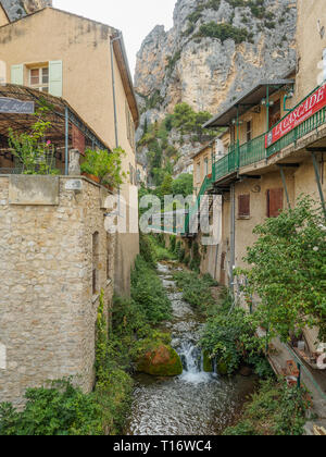 Moustiers-Sainte-Marie, France - 8 août 2017 : une vue sur le ruisseau qui grâce à Moustiers-Sainte-Marie. Banque D'Images