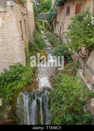 Moustiers-Sainte-Marie, France - 8 août 2017 : une vue sur le ruisseau qui grâce à Moustiers-Sainte-Marie. Banque D'Images