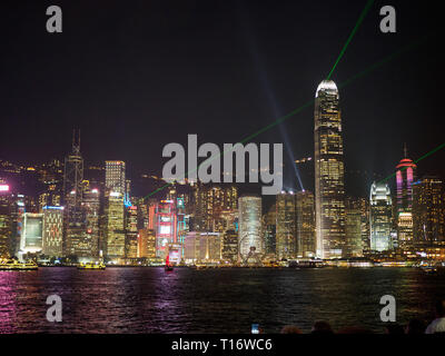 Kowloon, Hong Kong - Novembre 02, 2017 : de grands groupes de personnes se rassemblent à l'embarcadère de Kownloon pour admirer le spectacle une symphonie de lumières. Banque D'Images