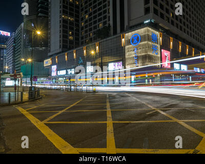 Kowloon, Hong Kong - Novembre 02, 2017 : une longue exposition shot du Salisbury Road intersection avec Nathan Road à Hong Kong. Banque D'Images