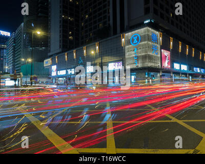 Kowloon, Hong Kong - Novembre 02, 2017 : une longue exposition shot du Salisbury Road intersection avec Nathan Road à Hong Kong. Banque D'Images