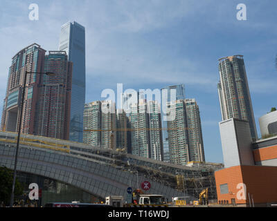 Kowloon, Hong Kong - 3 novembre, 2017 : Le chantier de la gare de Kowloon Ouest avec le ciel en arrière-plan la tour100 entouré par Banque D'Images