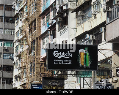 Kowloon, Hong Kong - 3 novembre 2017 : les panneaux publicitaires de différentes marques de bières étrangères reflètent le caractère international de Hong Kong. Banque D'Images