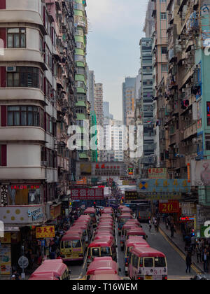 Kowloon, Hong Kong - 3 novembre, 2017 : une vue de l'animation de Tung Choi Street avec ses nombreux panneaux publicitaires à Hong Kong. Banque D'Images