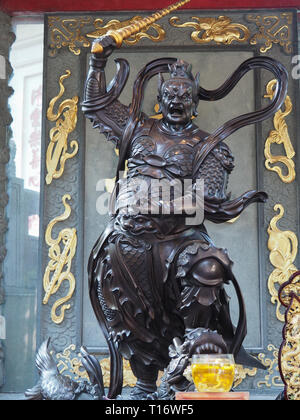 Kowloon, Hong Kong - Novembre 03, 2017 : La statue en bronze d'un guerrier chinois près du Temple Wong Tai Sin à Hong Kong. Banque D'Images