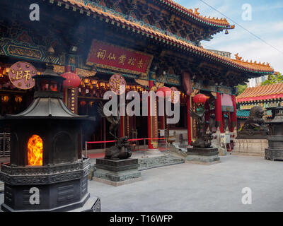 Kowloon, Hong Kong - Novembre 03, 2017 : l'avant du Temple Wong Tai Sin avec un feu de camp. Banque D'Images