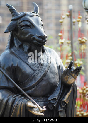 Kowloon, Hong Kong - Novembre 03, 2017 : un gros plan d'un des 12 zodiac des statues dans le temple de Wong Tai Sin à Hong Kong. Banque D'Images