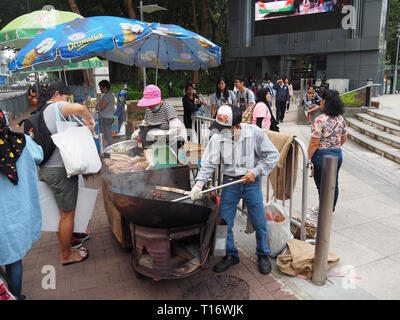 Central, Hong Kong - 5 novembre 2017 : Un homme prépare des aliments de rue à Hong Kong. Banque D'Images