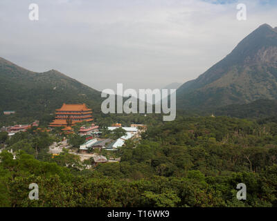 L'île de Lantau, Hong Kong - 6 novembre 2017 - à l'image du monastère de Po Lin et ses environs près de la Place Tian Tan Buddha statue. Banque D'Images