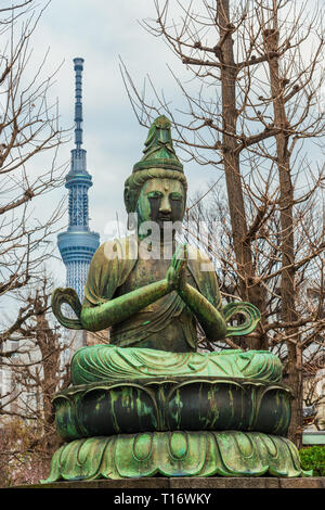 Le Japon entre tradition et modernité. Statue de Bouddha en prière près de Temple Asakusa Tokyo Skytree nouvelle avec en arrière-plan Banque D'Images