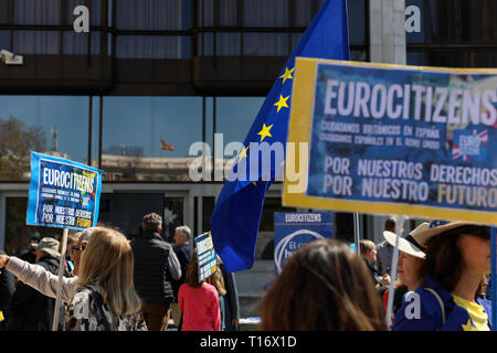 Un participant vu avec une pancarte désapprouvant Brexit lors de la manifestation. La communauté britannique en Espagne a démontré en faveur d'un autre référendum sur Brexit à Plaza de Colón 'pour la défense des droits des cinq millions d'Européens au Royaume-Uni et britanniques dans l'Union européenne et de demander un deuxième référendum sur la sortie de la Grande-Bretagne de l'UE '. Banque D'Images