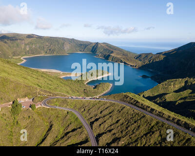 Vue aérienne de Lagoa do Fogo, un lac volcanique à Sao Miguel, Açores. Paysage Portugal prises par drone. Une attraction touristique. Banque D'Images